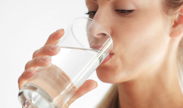 نوشیدن آب برای جلوگیری از افتادگی پوست